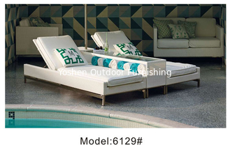 China 2pcs rattan poolside sunbed with umbrella holder &amp; drink table 2 person wicker sunbed-6129 supplier